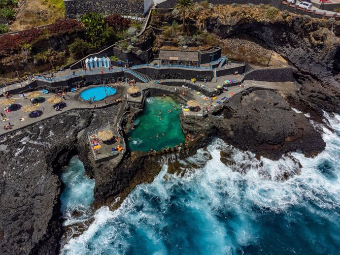 Imagen aérea de la zona turística de piscinas naturales del Charco Azul, en San Andrés y Sauces, La Palma.