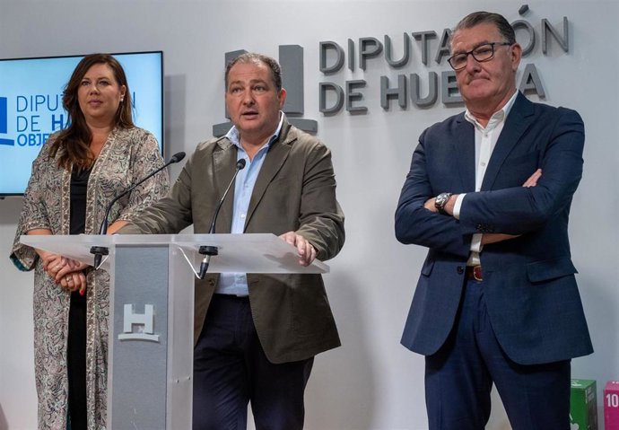 El presidente de la Diputción de Huelva, David Toscano, junto a la portavoz del grupo popular, Rocío Moreno, vicepresidenta de la nueva estructura, y el diputado provincial, José Manuel Zamora.
