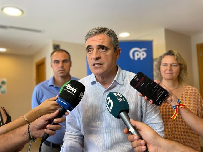 El candidato del PP al Congreso por Baleares, José Vicente Marí Bosó tras una reunión con los representantes del sector turístico de Baleares.