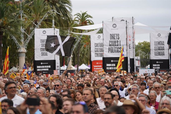 Archivo - Centenares de personas asisten al acto de mnium Cultural con motivo de la Diadaa 11 de septiembre de 2021, en Barcelona