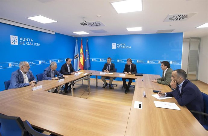 El conselleiro do Mar, Alfonso Villares, con el presidente de Portos de Galicia, José Antonio Álvarez, y los presidentes de las cinco autoridades portuarias de Galicia