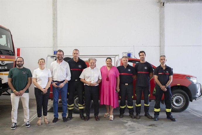 El presidente de la Diputación de Córdoba, Salvador Fuentes (centro), en su visita al Parque de Bomberos de Montoro.