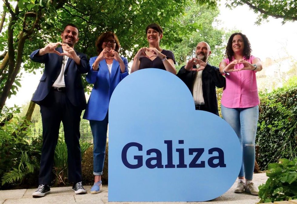 La portavoz nacional del BNG, Ana Pontón, junto con los cabeza de lista por las cuatro provincias posa en el último día de campaña electoral para el 23 de julio.