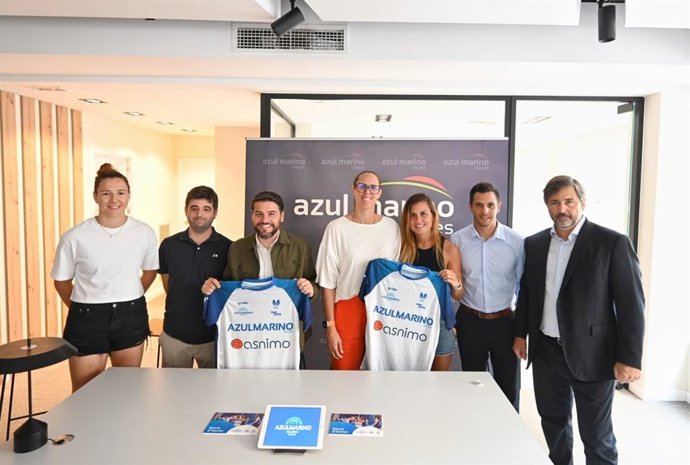 El teniente de alcalde de Cultura i Esports, Javier Bonet; junto a el director general de Esports, David Salom; el CEO de Azul Marino Viajes, Gabriel Subías; el director del equipo, Jordi Riera; y las jugadoras Alejandra Quirante y Gaby Ocete.