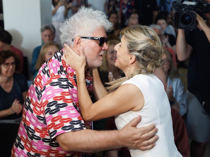 La vicepresidenta segunda y líder de Sumar, Yolanda Díaz y el cineasta Pedro Almodóvar durante un acto con el sector de la cultura en la Sala María Zambrano del Círculo de Bellas Artes, a 21 de julio de 2023, en Madrid (España).