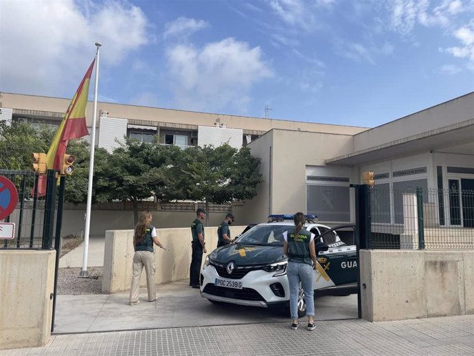 Agentes de la Guardia Civil de Calvi en el cuartel de Calvi.