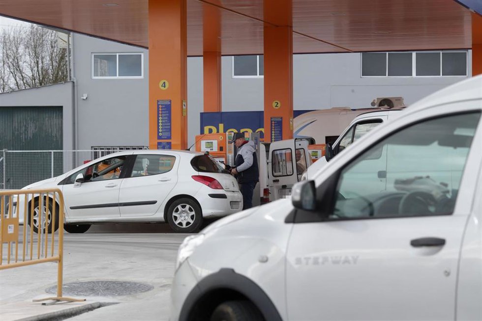Archivo - Colas de coches en una gasolinera, a 31 de diciembre de 2022, en Lugo, Galicia (España). El Gobierno anunció el pasado martes 27 de diciembre que pondría fin al descuento de 20 céntimos por litro de carburante a finales de año. Es por ello que