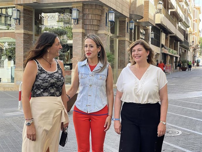 La candidata número uno del Partido Popular al Congreso de los Diputados, Bella Verano (centro), junto a otras representantes del PP.