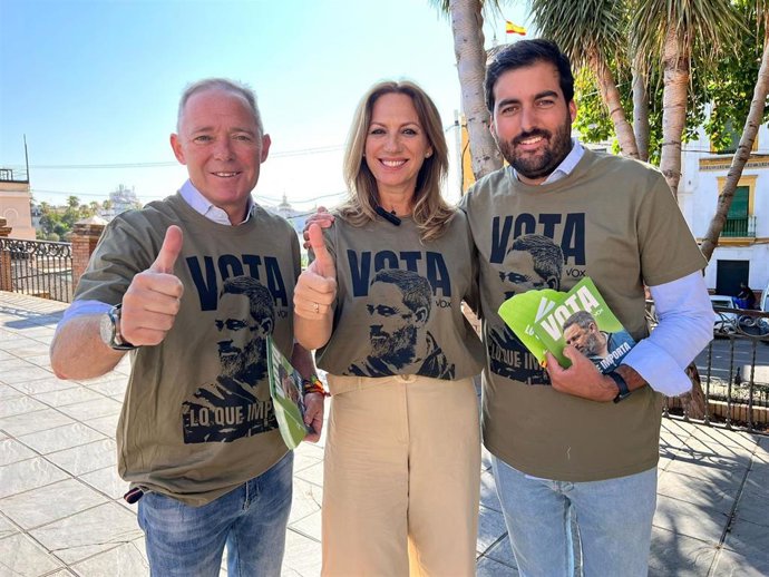 Miembros del partido Vox Sevilla y la candidata número 1 Vox al Congreso de los Diputados por Sevilla, Reyes Romero, en el centro de la imagen