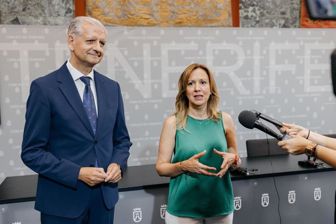 La presidenta del Cabildo de Tenerife, Rosa Dávila, y el alcalde de La Orotava, Francisco Linares