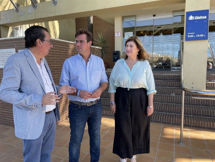 El presidente del PP de Huelva, Manuel Andrés González (izquierda), junto al presidente de Giahsa, Diego del Toto, y la secretaria general del PP, Berta Centeno.