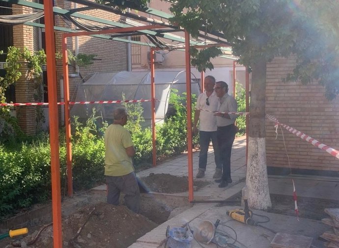 El delegado de Desarrollo Educativo realiza una visita técnica a los trabajos para la retirada de amianto en el IES Sierra Bermeja