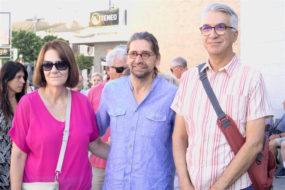 El candidato al Congreso de los Diputados por Sumar en la provincia de Sevilla, Francisco Sierra, en el centro de la imagen, en un acto de campaña del 23J en Dos Hermanas.