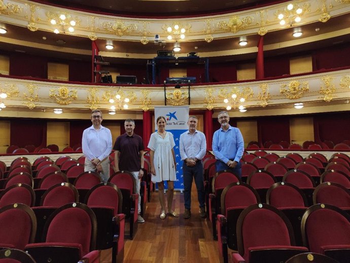 La vicepresidenta y consellera insular de Cultura y Patrimoni, Antnia Roca; el director del Teatre Principal, Josep R. Cerd; y el responsable de Acción Social de CaixaBank en Baleares, Diego Riera, tras la firma del acuerdo.