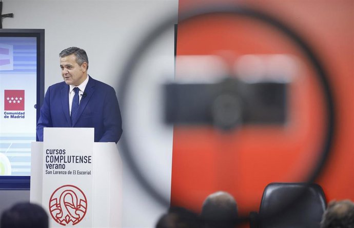 El consejero de Vivienda, Transportes e Infraestructuras, Jorge Rodrigo, en los Cursos de Verano 2023 de la Universidad Complutense de Madrid