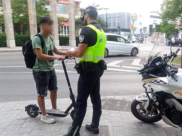 Control policial a un ciudadano con un patinete eléctrico