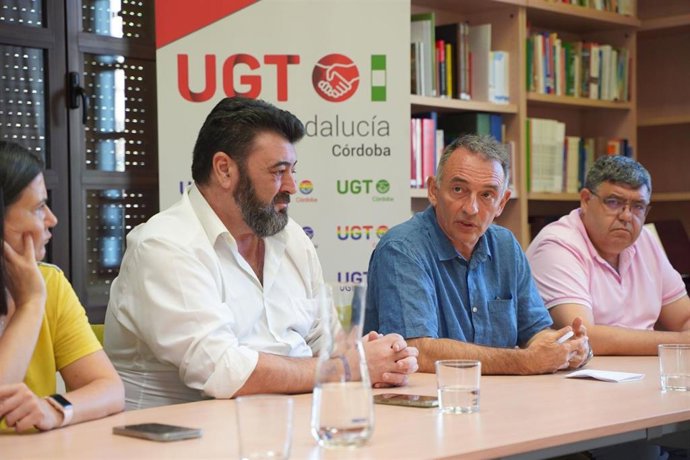 Enrique Santiago interviene junto a Vicente Palomares en la sede de UGT Córdoba.