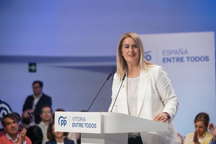 Archivo - La candidata a la Alcaldía de Vitoria, Ainhoa Domaica, interviene durante un mitin del PP, a 12 de mayo de 2023, en Vitoria, País Vasco