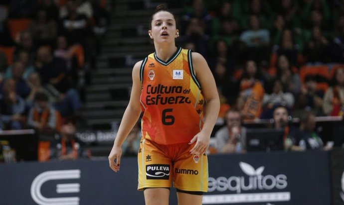 Elena Buenavida, en un partido con el Valencia Basket.