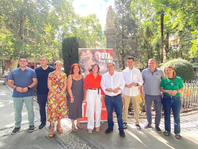 Los candidatos del PSOE en un acto en la plaza de Mariana Pineda.