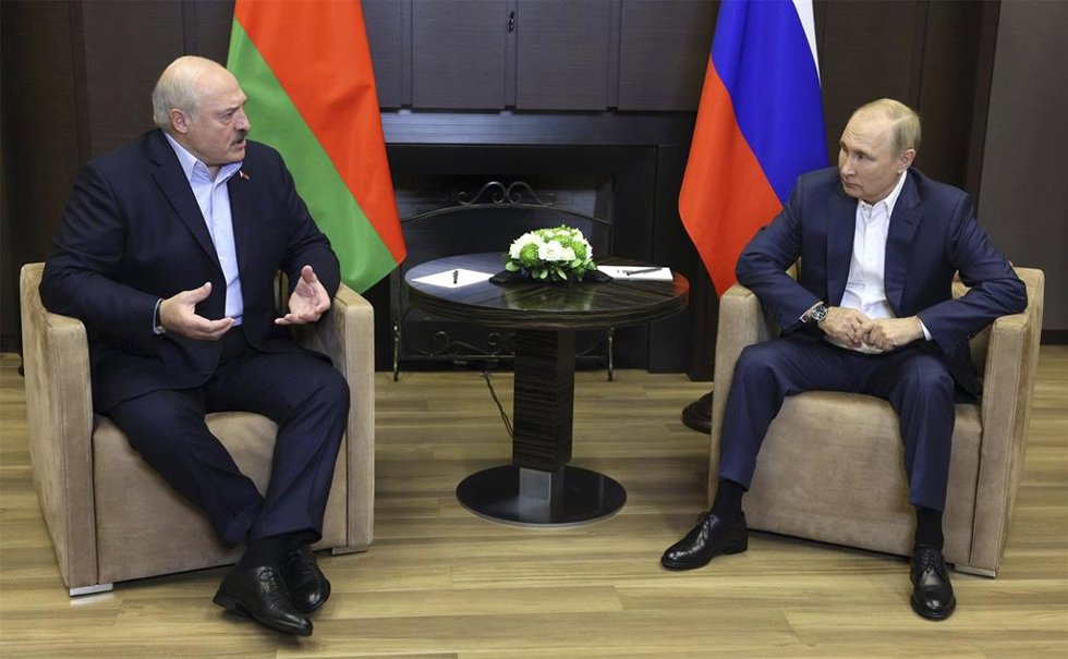 Archivo - El presidente de Bielorrusia, Alexander Lukashenko, junto a su par ruso, Vladimir Putin