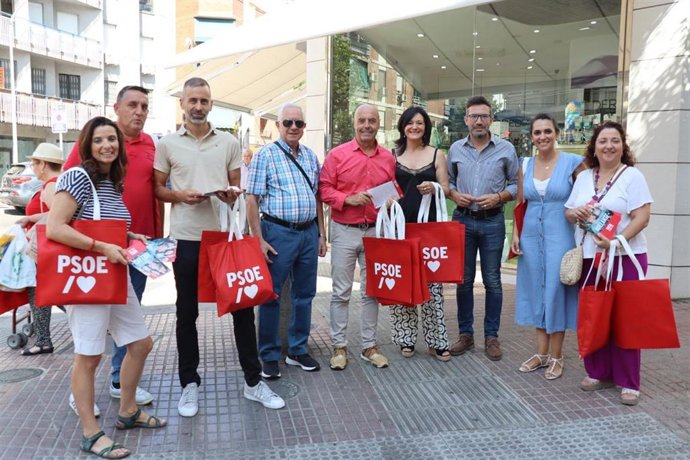 Hurtado y Crespín (centro), junto a otros militantes del PSOE en la visita al CCA de 'La Viñuela'.