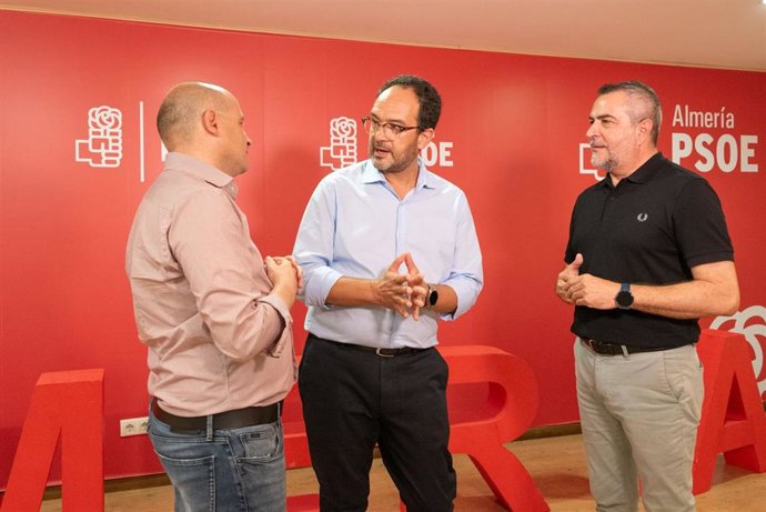 En el centro, el candidato del PSOE al Congreso por Almería, Antonio Hernando.