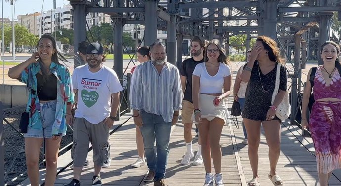 El candidato al Congreso de los Diputados por Sumar en la provincia de Huelva, Rafael Sánchez Rufo, en un encuentro con jóvenes simpatizantes de la coalición.