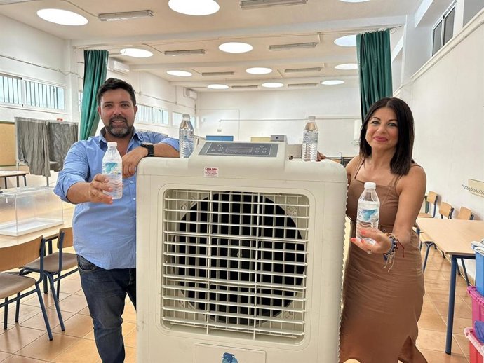 El alcalde de Lora del Río, Antonio Enamorado, y la concejala-delegada de Educación, Reme Gómez, anuncian la instalación de climatizadores portátiles y el reparto de agua en los centros electorales del municipio.