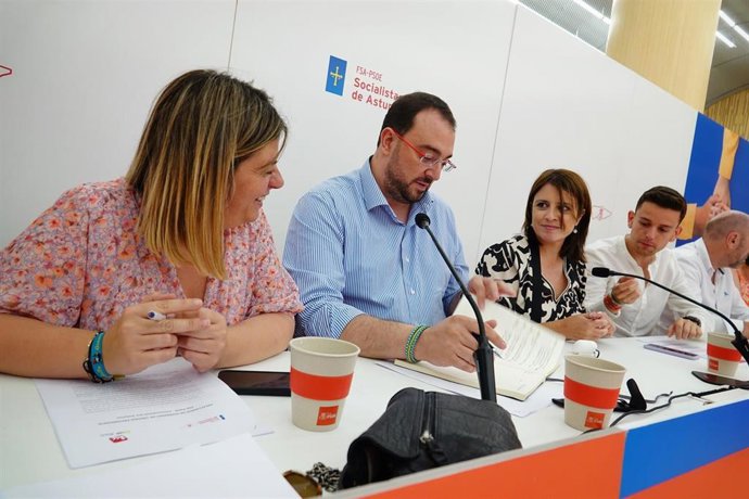 La Ejecutiva de la FSA-PSOE aprueba el preacuerdo de gobierno con Convocatoria por Asturies, que el próximo miércoles se someterá a votación de la militancia.