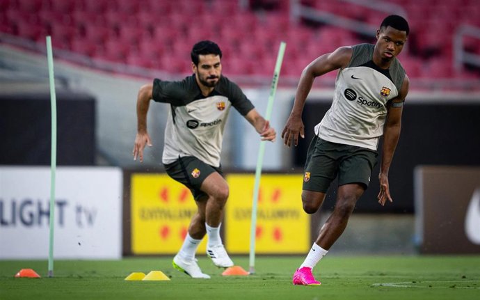 Ansu Fati y Gündogan durante un entrenamiento de pretemporada.