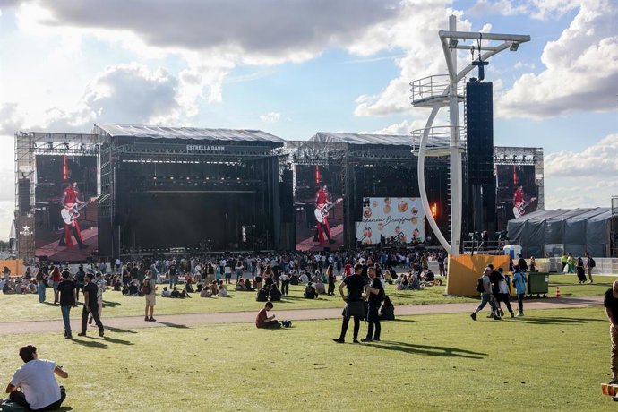 Archivo - Varias personas en la Ciudad del Rock, sede del Primavera Sound Madrid 2023, a 9 de junio de 2023, en Arganda del Rey, Madrid (España). Este festival de música internacional ha tenido por primera vez doble sede en Madrid y Barcelona. En Madrid