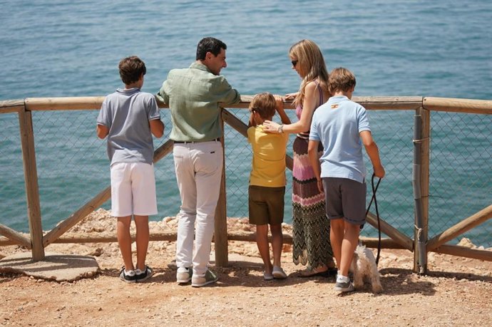 Archivo - El presidente de la Junta de Andalucía, Junama Moreno, junto a su familia en la jornada de reflexión previa a las votaciones del 19 de junio de 2022 (Foto de archivo).