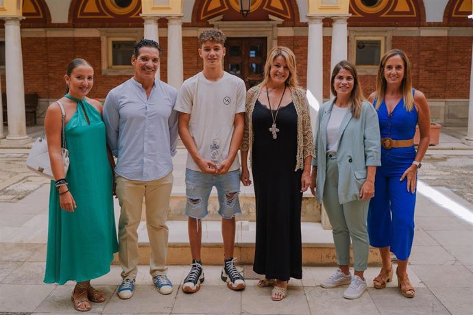 La alcaldesa de Huelva, Pilar Miranda, y la concejal de Juventud y Deportes del Ayuntamiento de la capital, María de la O Rubio, han recibido a Javier López, Campeón del Mundo Sub16 de Kitesurf.