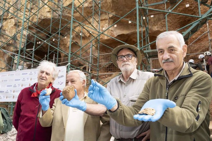 Santonja reconoce el éxito de la campaña en Atapuerca, donde se han descubierto indicios de poblaciones del Neolítico