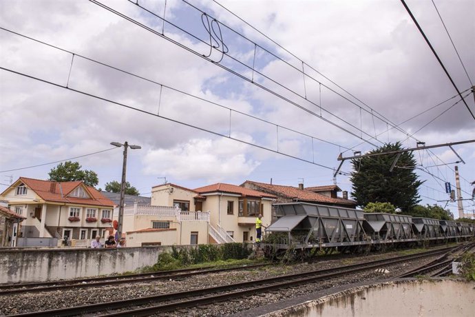 Comienza la retirada de los vagones de tren abandonados en Barreda