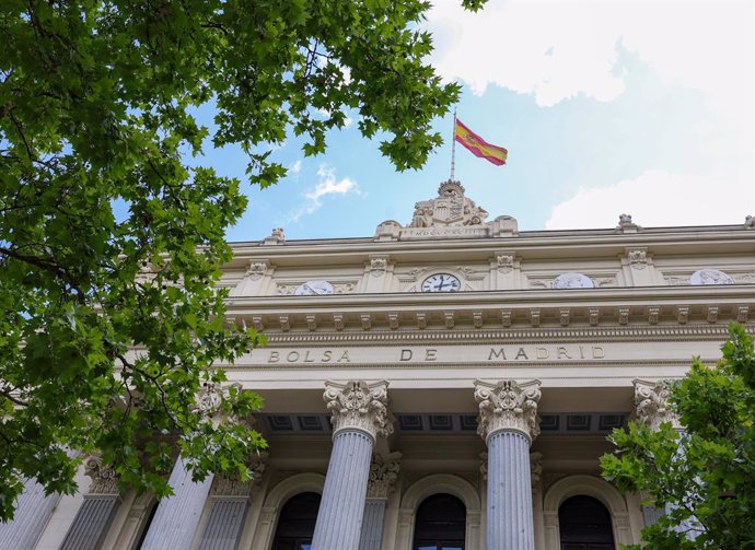 Archivo - Fachada del Palacio de la Bolsa, a 20 de junio de 2023, en Madrid (España).