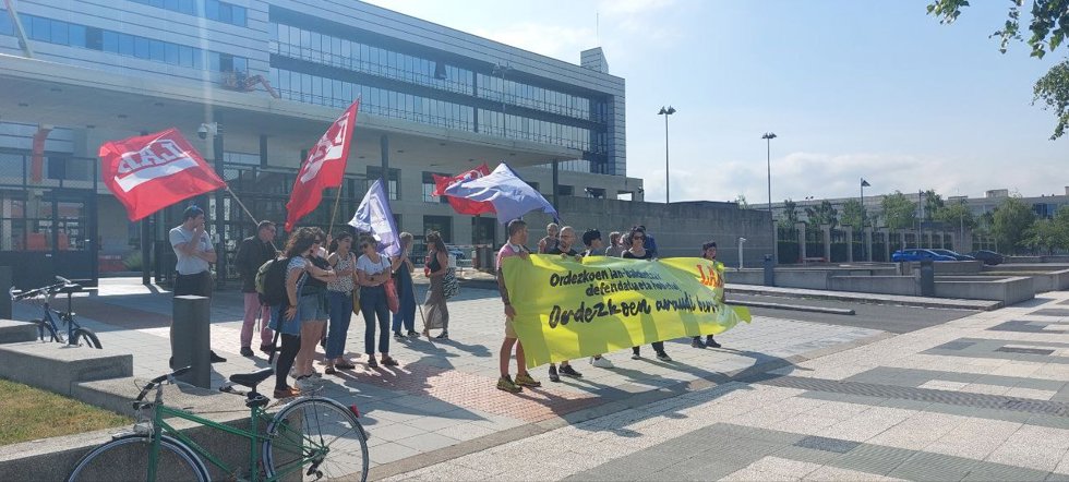 LAB se ha concentrado en las tres capitales vascas para reclamar una mejora de las condiciones laborales de los trabajadores sustitutos en la educación pública