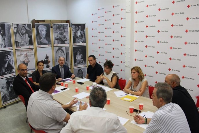 Reunión del delegado del Gobierno en Aragón, Fernando Beltrán, con Cruz Roja.
