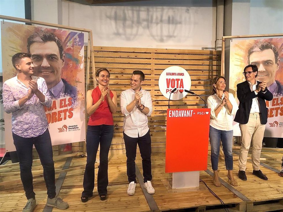 La candidata Meritxell Batet junto al líder de la JSC Ot García, el candidato Ferran Verdejo y el líder del PSC, Salvador Illa, en el acto de fin de campaña en Barcelona.