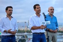 El presidente del PP de Barcelona y alcalde de Castelldefels (Barcelona), Manu Reyes; el candidato del PP al Congreso por Barcelona, Nacho Martín Blanco, y el concejal en el Ayuntamiento de Barcelona, Daniel Siera, en el acto final de campañ del 23J.