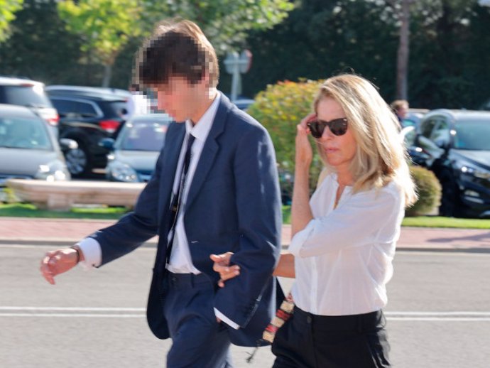 Álvaro Fitz-James y María Chávarri llegando al tanatorio.