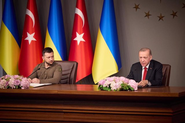 El presidente de Ucrania, Volodimir Zelenski, junto a su par turco, Recep Tayyip Erdogan, en Estambul (Turquía).