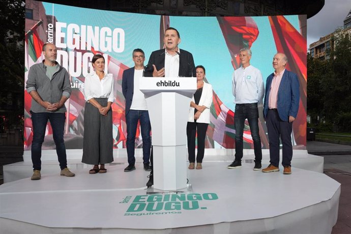 El coordinador general de EH Bildu, Arnaldo Otegi, y los candidados de la coalición soberanista a Cortes Generales, durante el cierre de campaña en San Sebastián