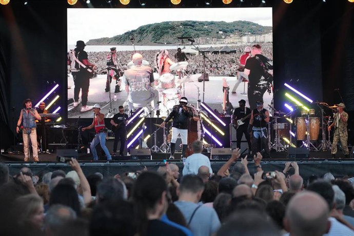 Village People en su concierto en la plaza de la Zurriola, en San Sebastián