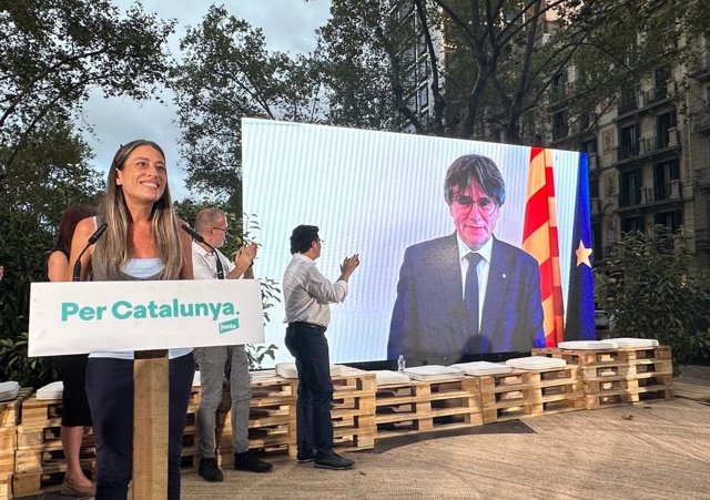 La candidata de Junts al Congrés per Barcelona, Míriam Nogueras, i l'expte.Carles Puigdemont en l'acte final de campanya