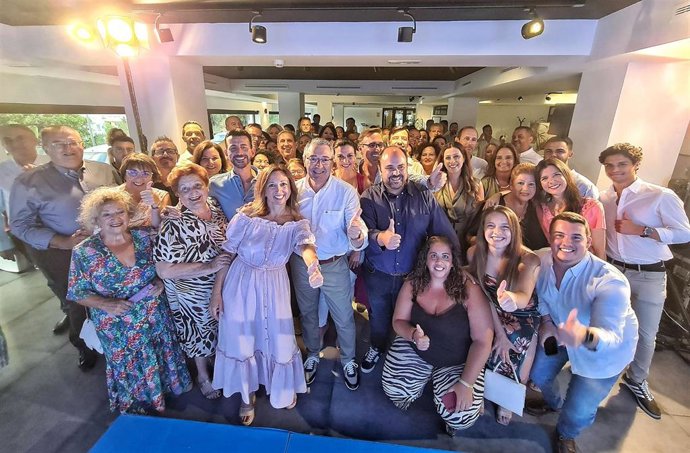 La presidenta del PP de Málaga, Patricia Navarro, junto al presidente del PP de Rincón de la Victoria (Málaga) y alcalde del municipio, Francisco Salado, durante el acto de cierre de campaña del 23J