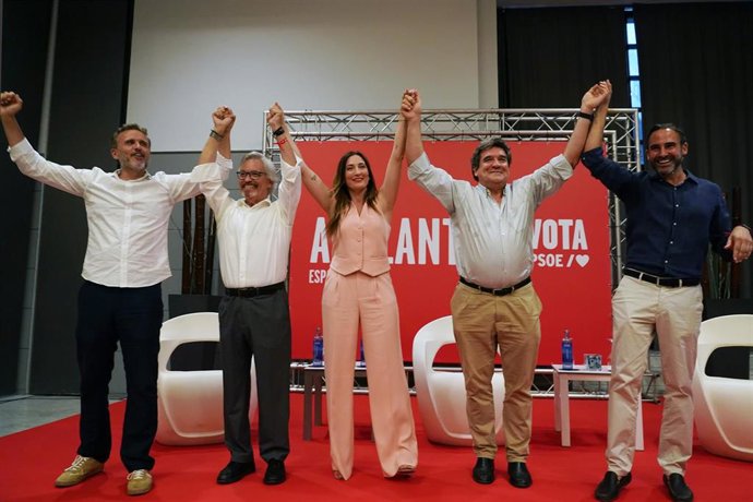 El ministro de Inclusión, Seguridad Social y Migraciones, José Luis Escrivá (2d(; saluda a los militantes antes de su intervención en un acto de cierre de campaña del PSOE con motivo de las elecciones generales