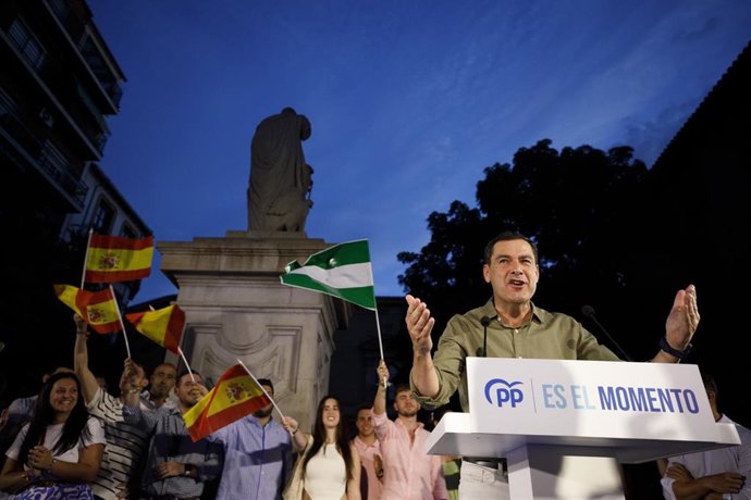 El presidente del PP de Andalucía y de la Junta, Juanma Moreno, en el mitin de cierre de campaña en Granada.