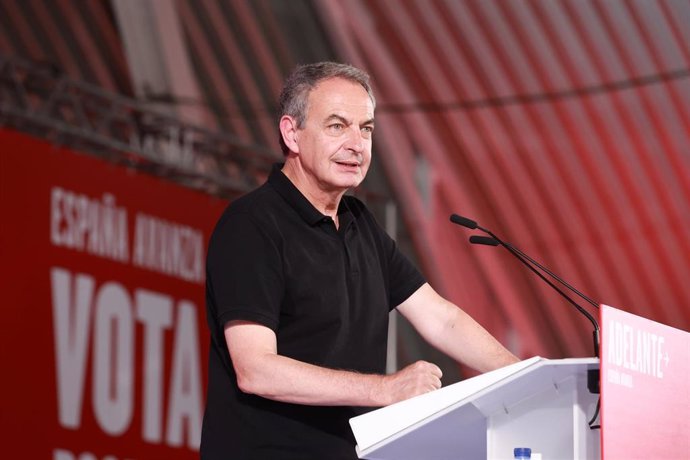 El expresidente del Gobierno José Luis Rodríguez Zapatero, durante su intervención en el acto de cierre de campaña del PSOE a 21 de julio del 2023 en La Rinconada (Sevilla, Andalucía, España).